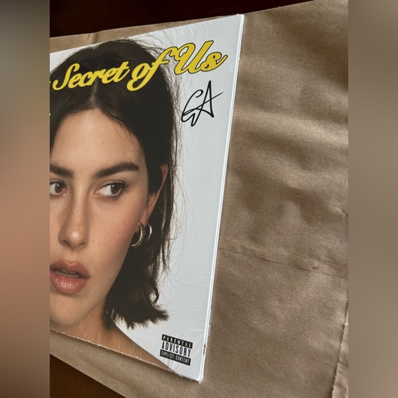 GRACIE ABRAMS THE SECRET OF US SIGNED AUTOGRAPHED YELLOW VINYL LP ALBUM ON COVER - Picture 9 of 15